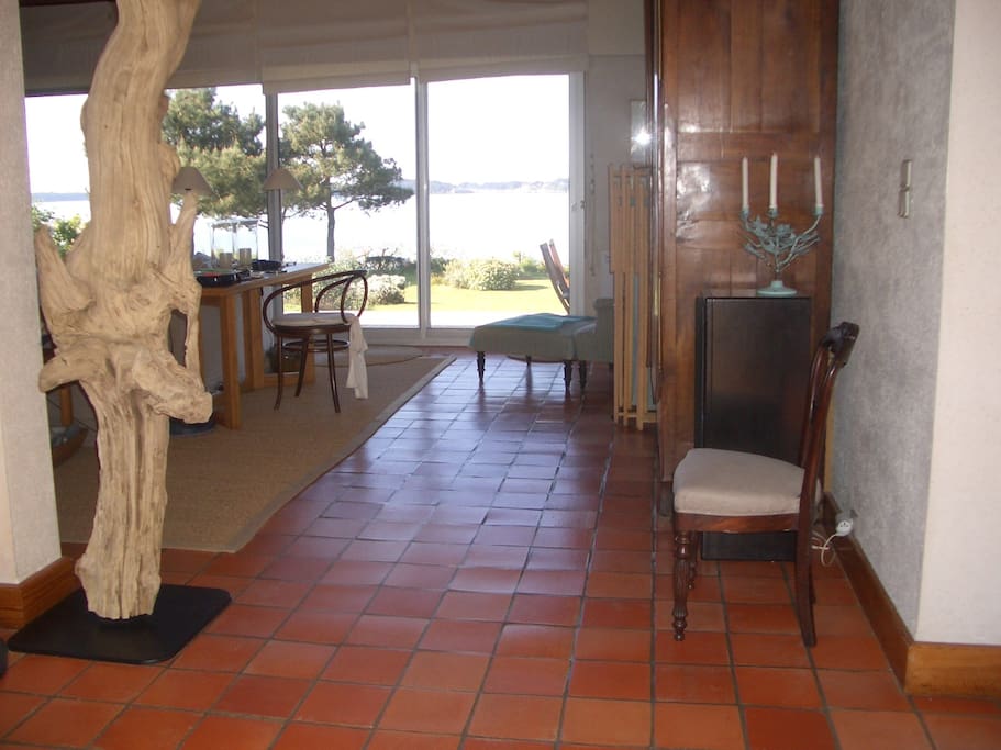 Salon avec vue sur le golfe