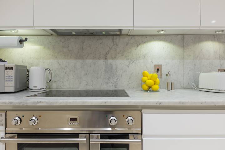 Exclusive 4Bed Retreat with A/C in Covent Garden gallery image 4