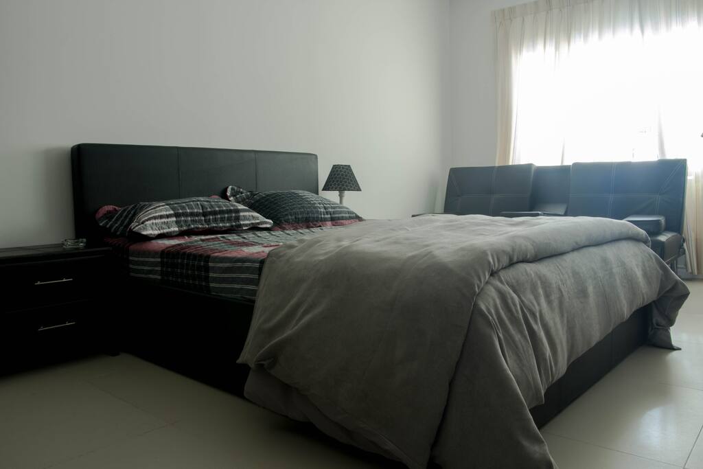 Disponemos de cama matrimonial, mesa de luz y ropero.