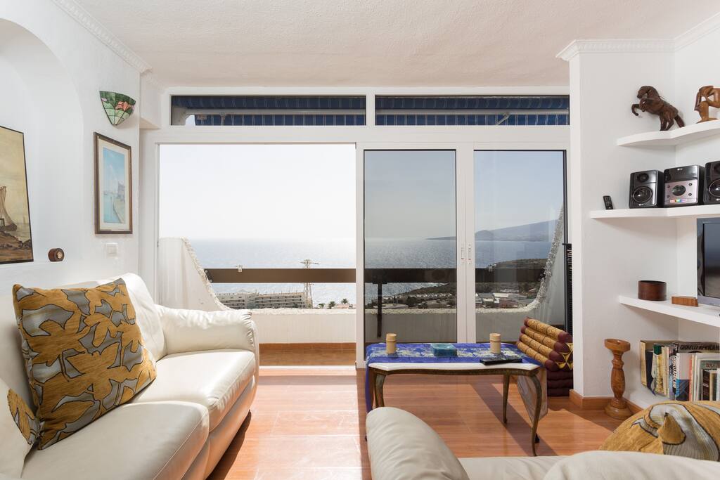 cómodos sofás de piel con unas vistas únicas.-