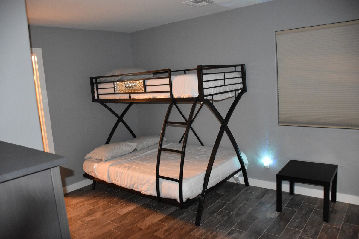 第四间卧室。双人/标准双层床。 