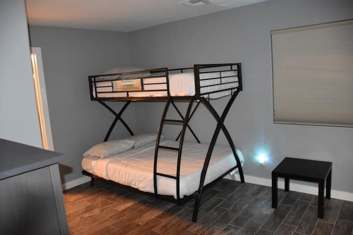 Štvrtá spálňa.  Dvojlôžko/menšia manželská posteľ. 