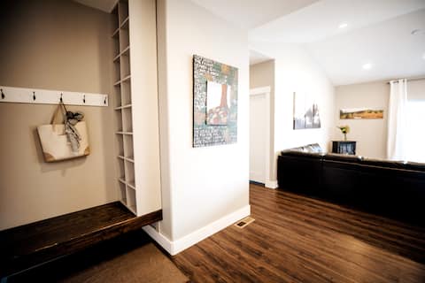 Popular Airbnb listing: Mountain Sunflower: 4 King Rms+Views+Firepit Patio in Buena Vista