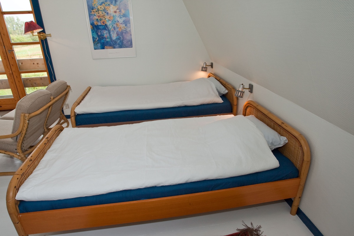 一张宽敞（ 1.5人）的床和一张普通的床，采用同样漂亮的藤条设计。