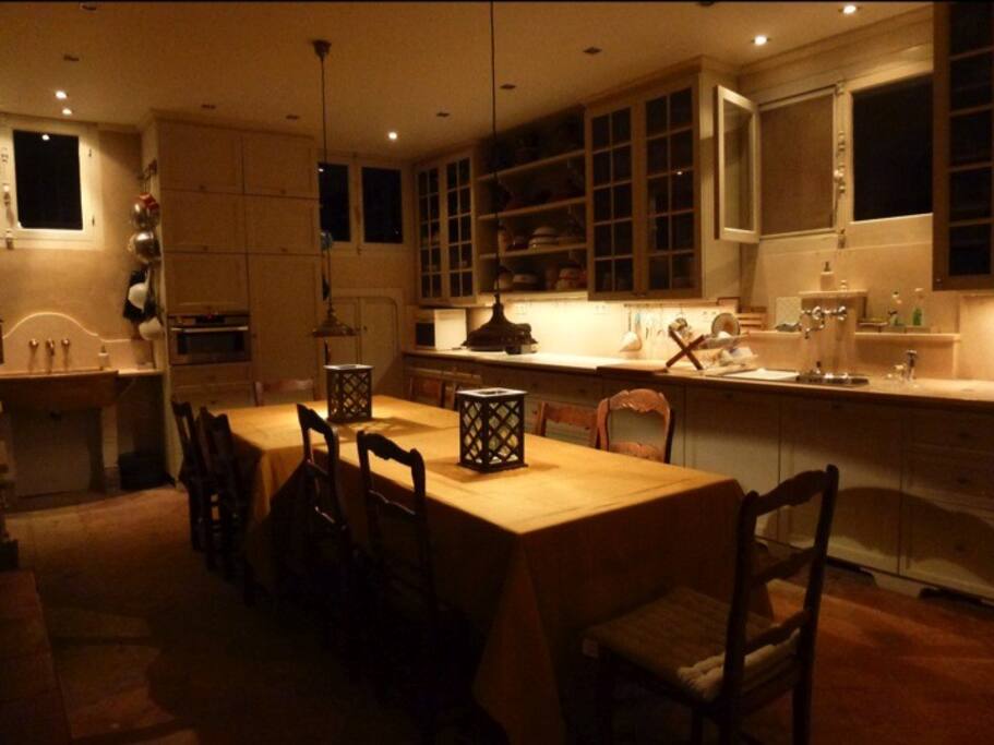 Cuisine entièrement équipée: table 12 à 16 personnes, congélateur, cuisinière à gaz (90 cm) avec table de cuisson à gaz et rôtissoire intégrée, four électrique avec technologie de cuisson à vapeur, four à micro-ondes, plusieurs jeux de vaisselles et ustensiles, machine à café Nespresso, nombreux appareils (grille-pain, presse-jus, mixers,...), lave-vaisselle, feu ouvert.