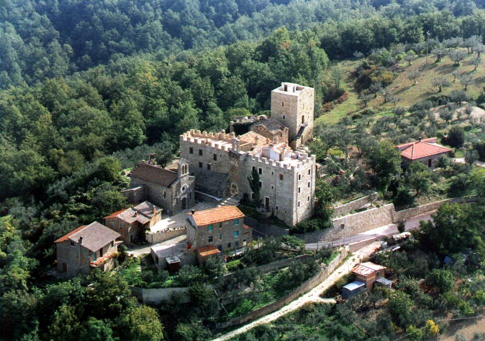 Veduta aerea del castello di Cisterna