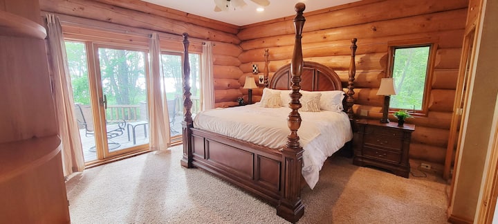 Master bedroom with comfortable king bed, ensuite bathroom and private patio entrance onto the back deck and ceiling fan
