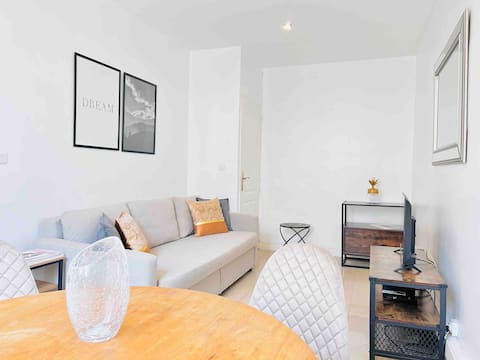 Top performing Airbnb: Cannes Center La Croisette 2 bedroom flat 6ppl AC in Cannes
