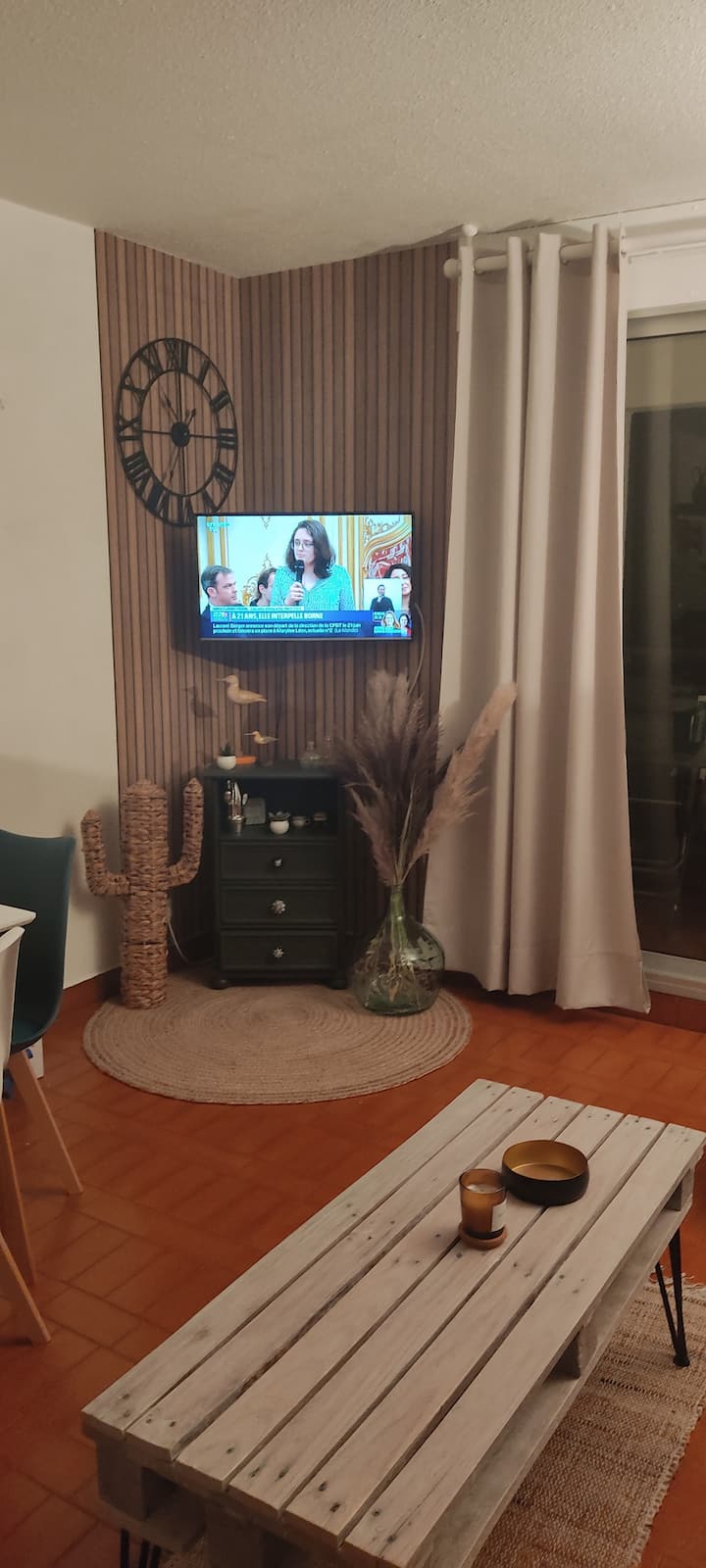 Sala de estar con zona de TV
