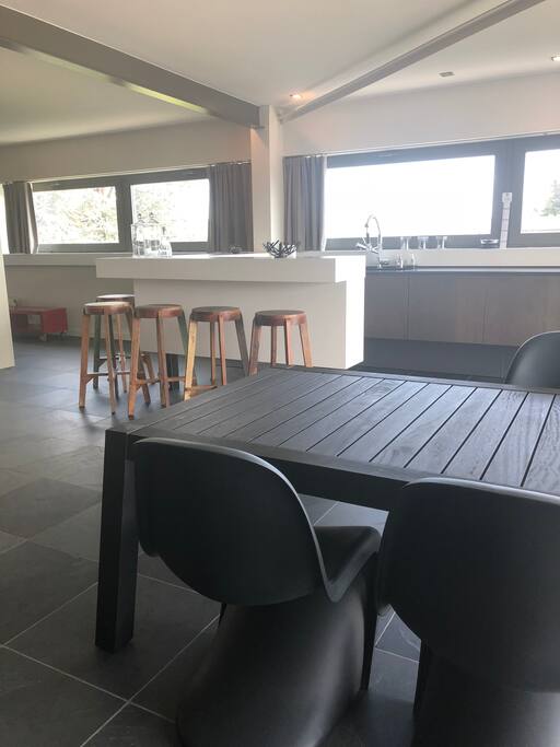 Design Loft met slaapgelegenheid voor min 6 personen ; 2 slaapkamers en slaapbank