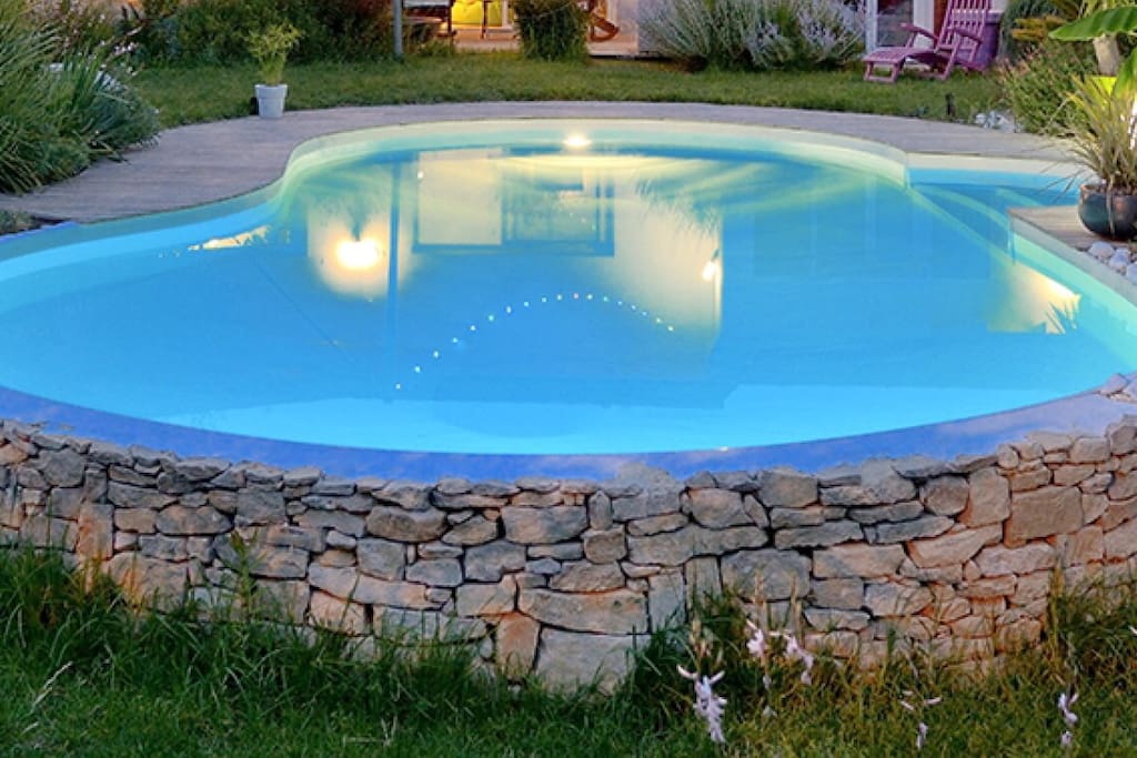 La piscine entièrement clôturée.