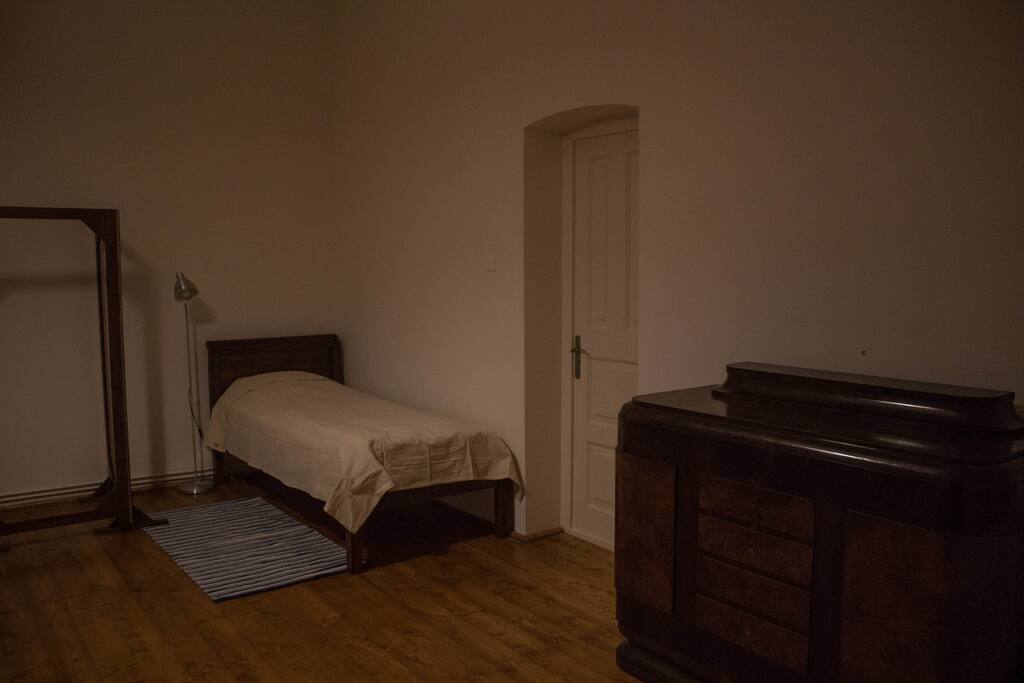 Bedroom 1, single bed