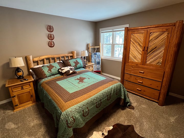 Dormitorio número 2 "Cowboy Room" en tamaño Queen con armario y TV