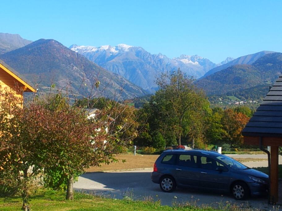 Tout au fond, vue sur l'Olan, dans l'Oisans, au début de l'automne.