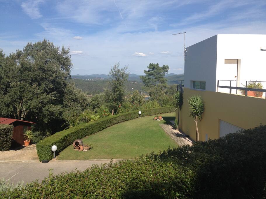 Casa, mata e jardim.