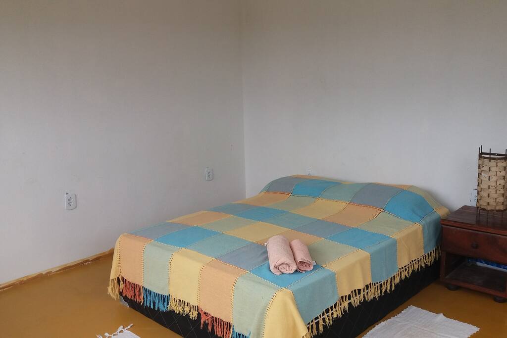 Cama Queen Size (foto antiga, quarto já equipado com prateleiras e escrivaninha)