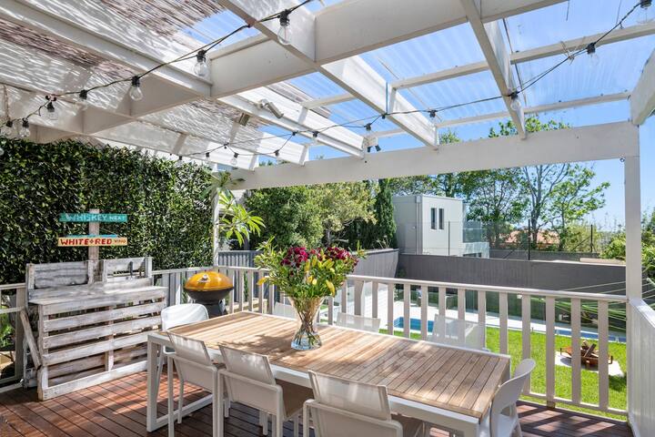 Stunning “Bellevue” Beach Home gallery image 2