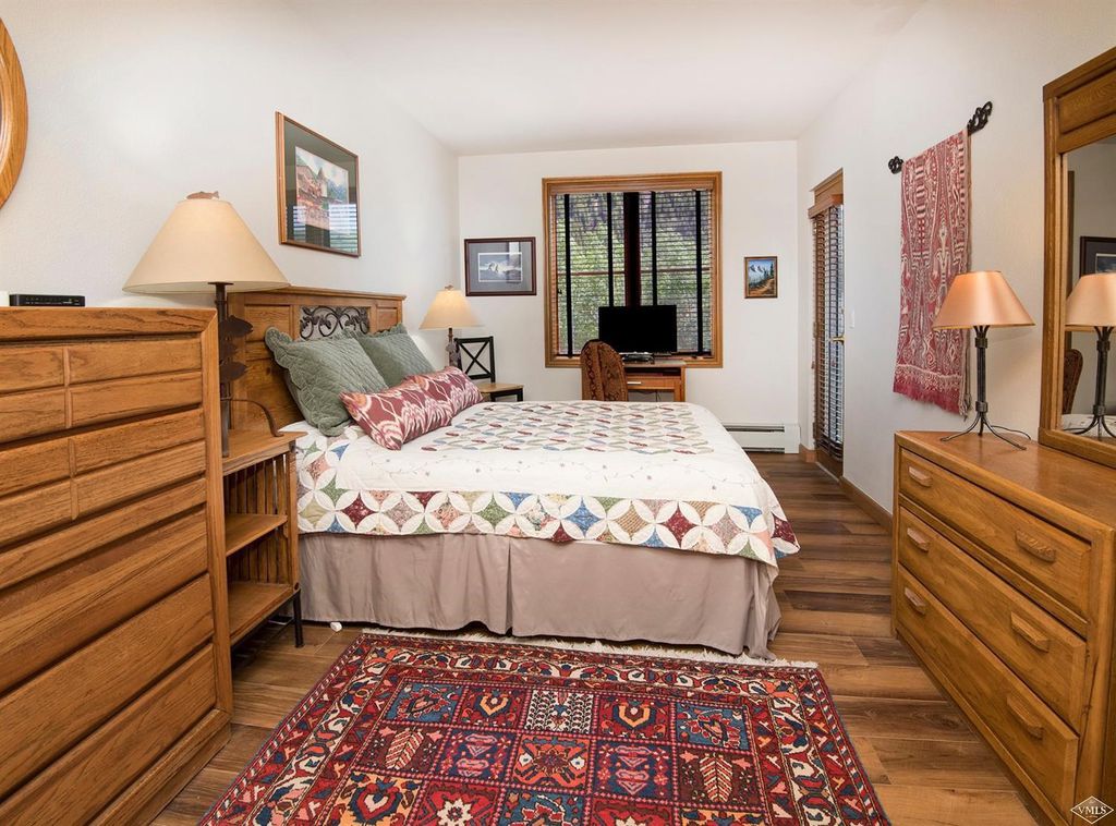 主卧配备标准双人床，通往露台