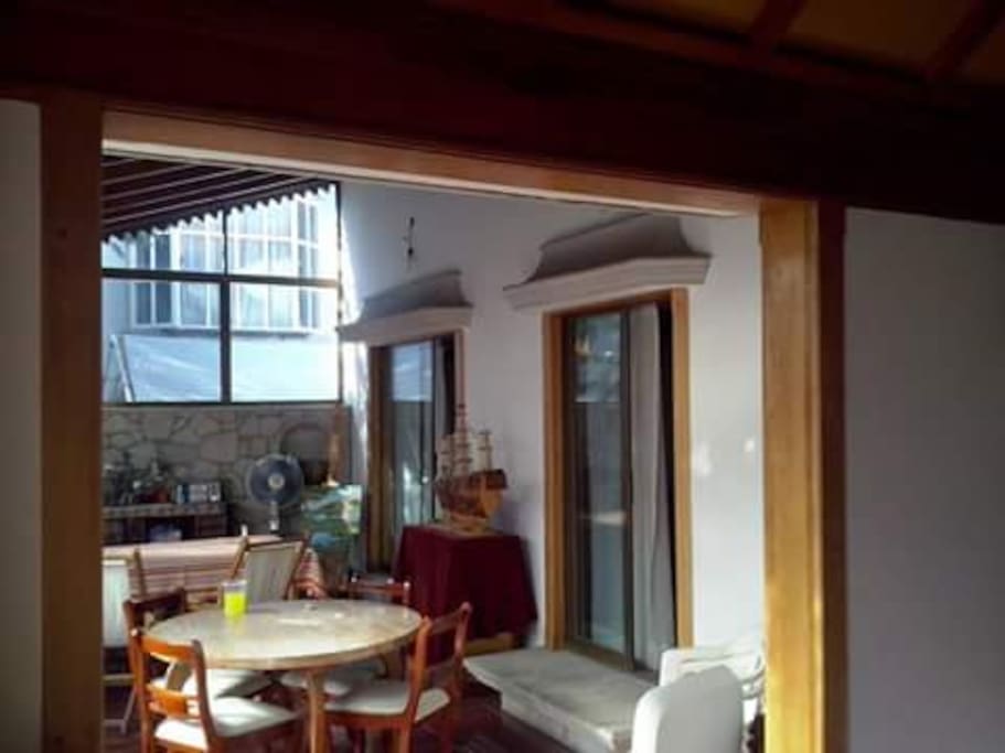 Sala de la terraza vista desde la sala comedor con vista al jardín y accesos a la recámara principal