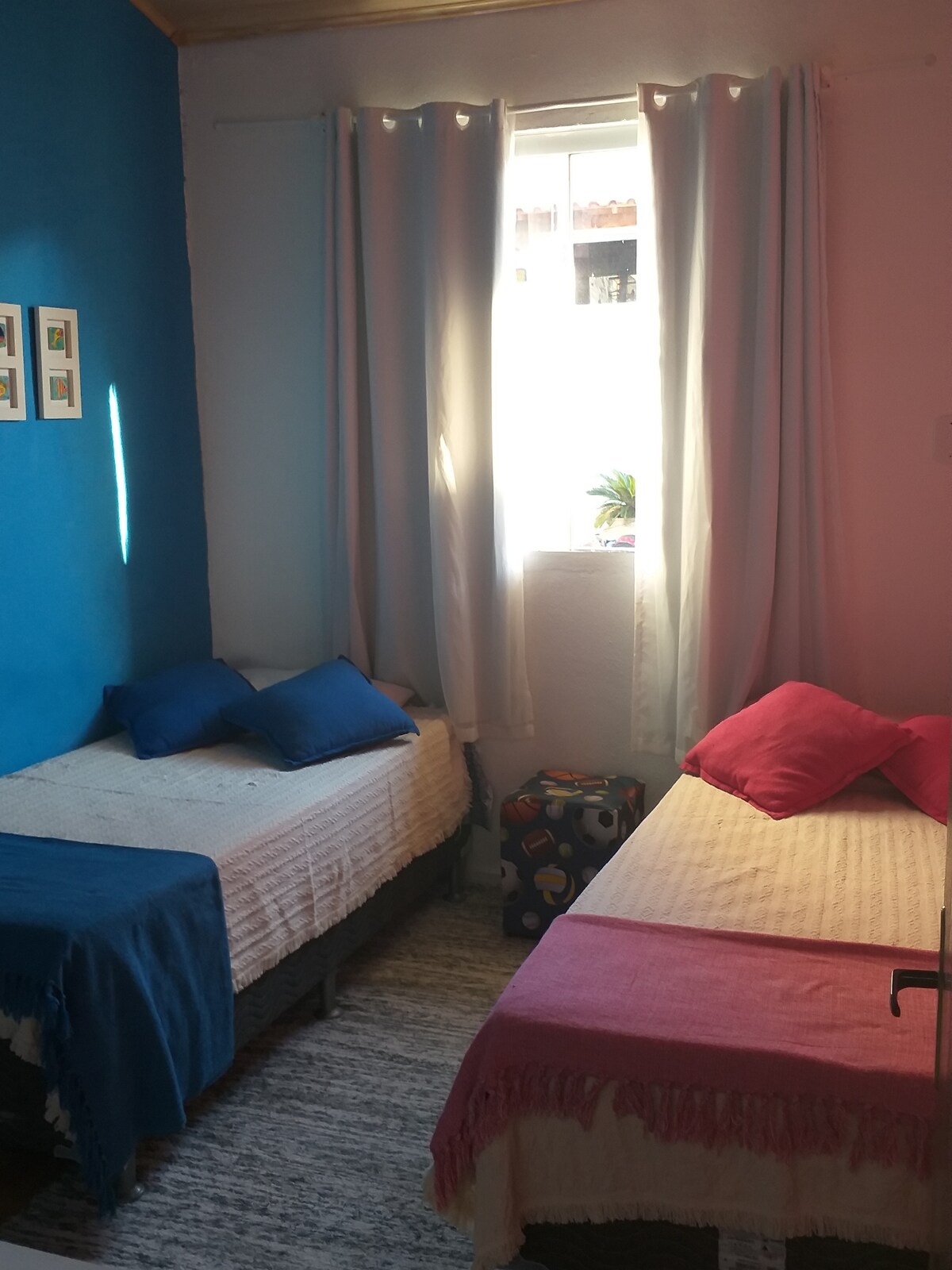 Dormitorio II con 2 camas de una plaza, ventilador de techo y armario.