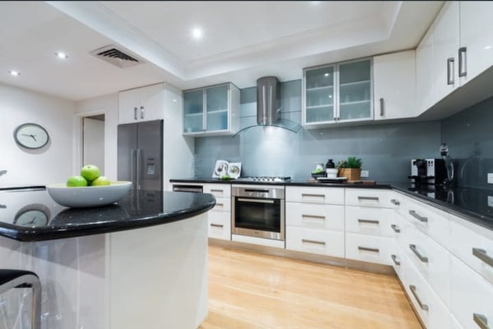 Near City Luxury Home with Park Views gallery image 2