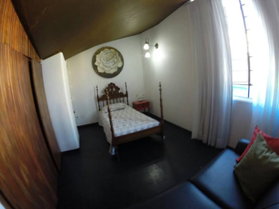 Quarto com cama de solteiro