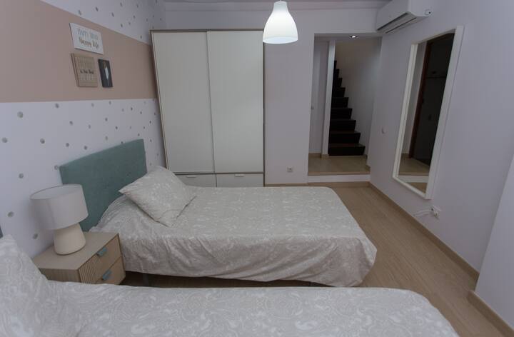 Dormitorio 2 con 2 camas individuales de 90cm y aire acondicionado