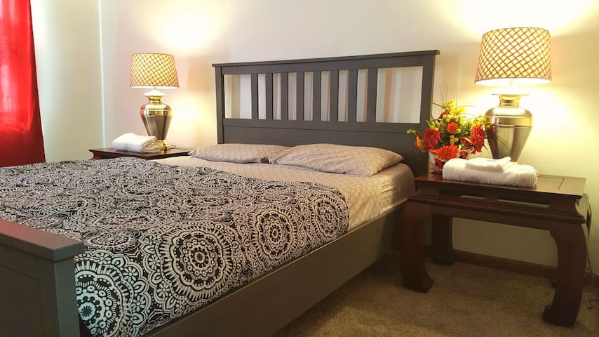 2 SUNNY BEDROOMS & FREE PARKING 5 MIN TO DOWNTOWN