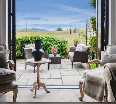 Woodend Cottage 
Stylish, idyllic getaway