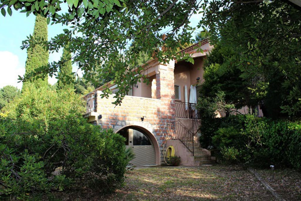 maison dans propriété arborée