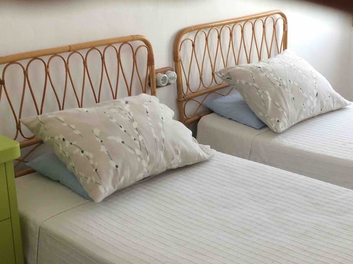 Izba s dvoma samostatnými lôžkami. S oknom. 