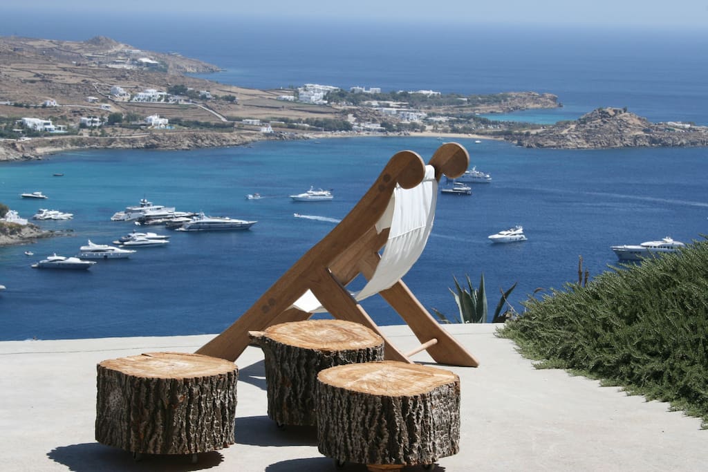 uninhibited view from the whole villa to the most cosmopolitan beach of Mykonos, Psarou beach