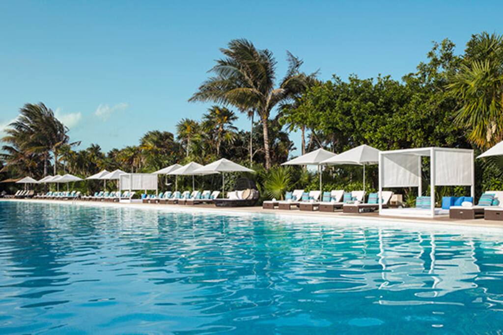 Exclusive Grand Luxxe Pool