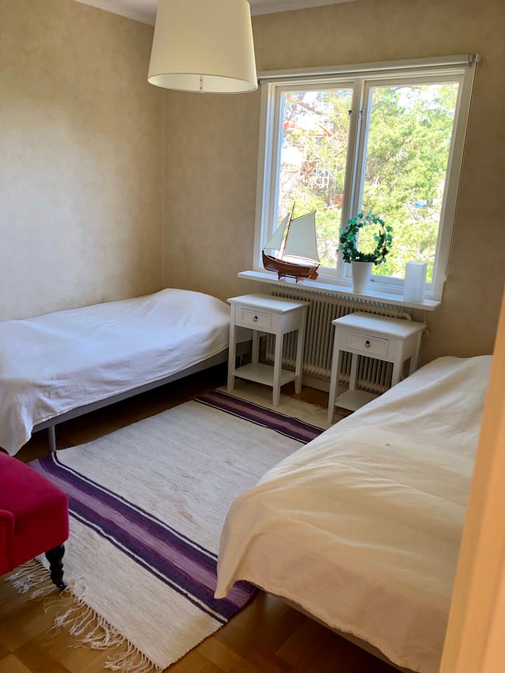 Dormitorio con dos camas individuales en el piso superior.