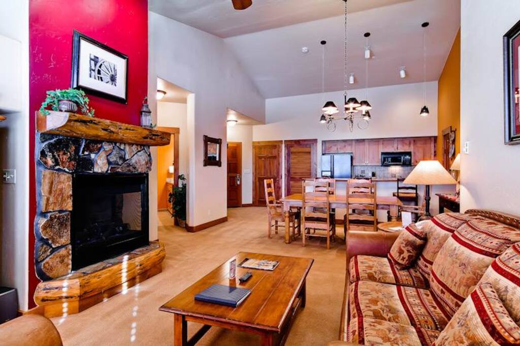 Couch,Furniture,Indoors,Room,Home Decor