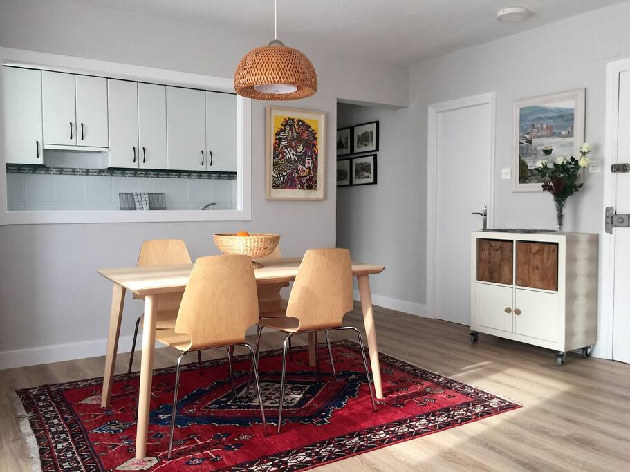 Comedor con ventanal a la cocina