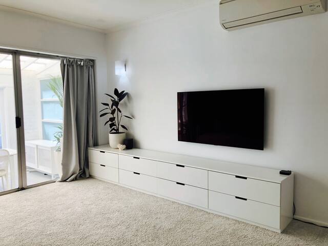 Minimalist beach cottage – family friendly gallery image 5