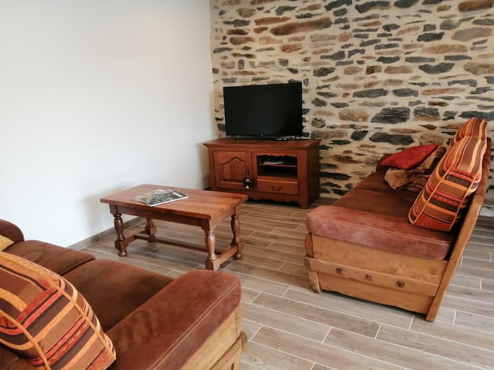 Maison En Pierres à La Campagne - Auvergne