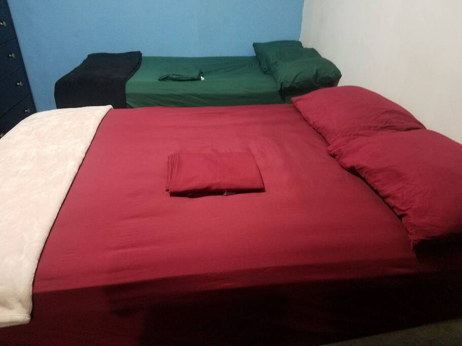1 queen & 1 twin size bed
