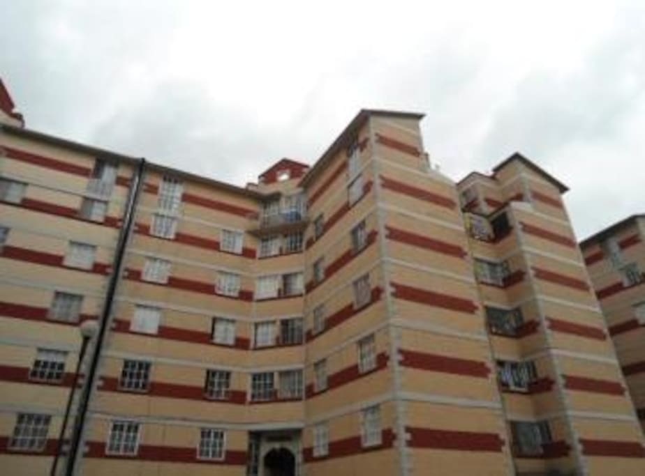 Edificio de 6 pisos / Nosotros estamos en el 5to.