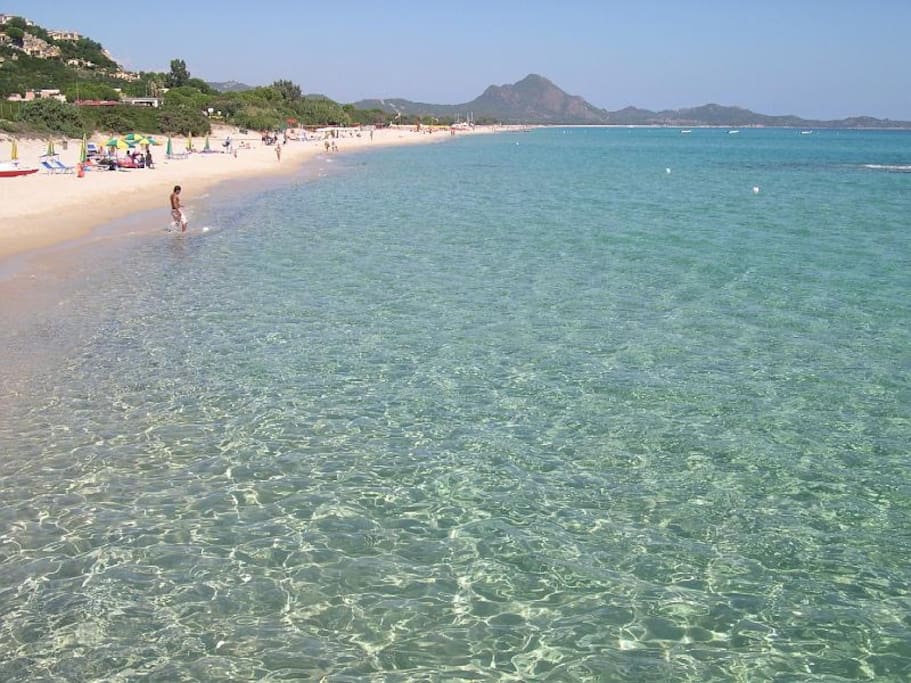 The beach of Piscina Rey, 10 minutes on foot from the villa, is wide, calm, with clean and fresh water. Ideal for relaxing as a couple or playing with kids and stay with the family