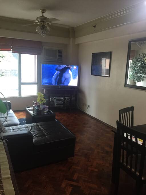 Living room
52" cable tv
Aircon
Electric fan