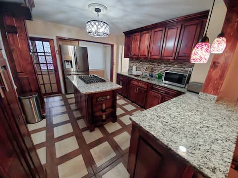 4 Bed Duplex 10 mins to Downtown