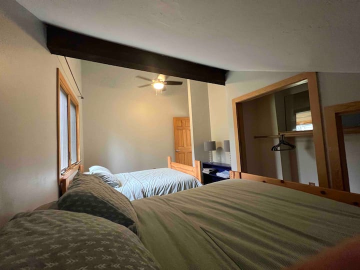 Dormitorio3.  
El techo se inclina en este dormitorio de 20pies de largo.  

2 camas dobles y un nido doble en esta habitación, buena habitación para niños y/o familias.