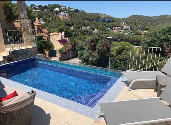 Private 2 bedroom flat with own pool and seaview