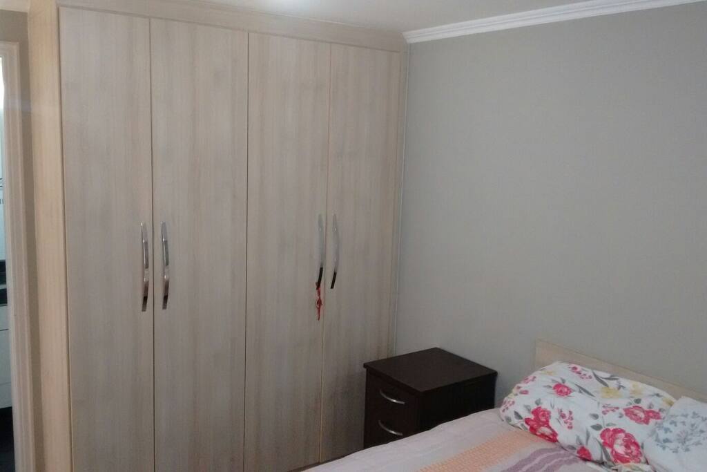 Duas portas disponíveis!!! Cabides, prateleiras e duas gavetas.