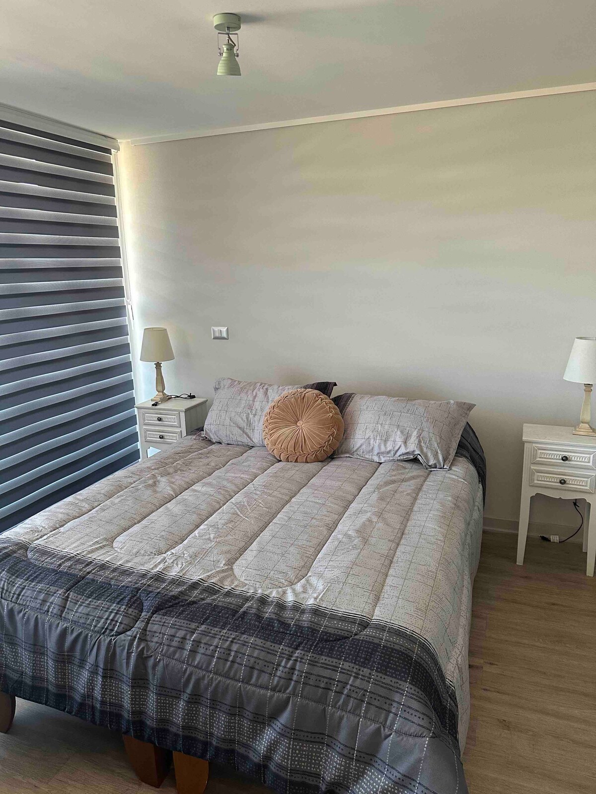 ห้องนอนใหญ่ในห้องน้ำในตัว 