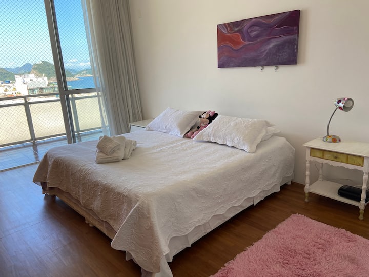 宽敞的卧室，配备2米宽双人床或两张1米宽单人床