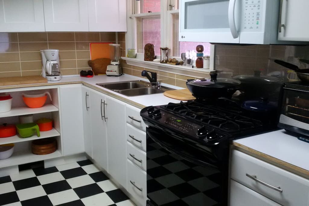 Fully equipped kitchen with high end gas cooker