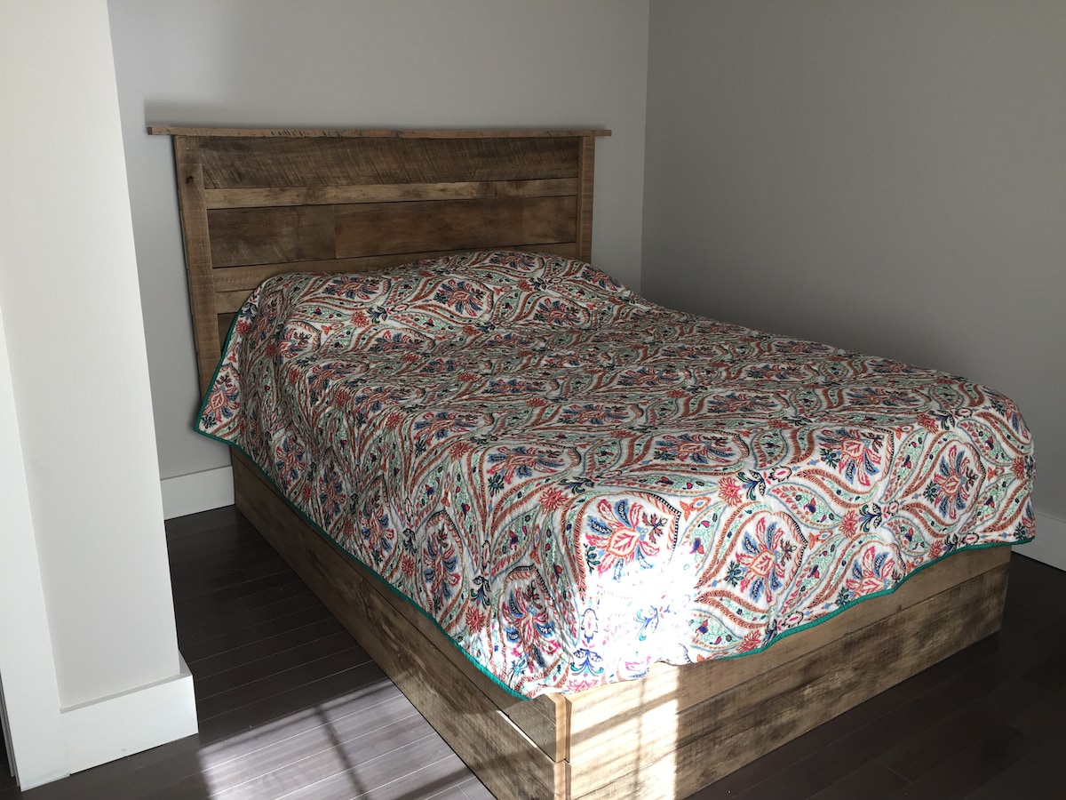 Საძინებელი 135 × 191 სმ ზომის საწოლით. 